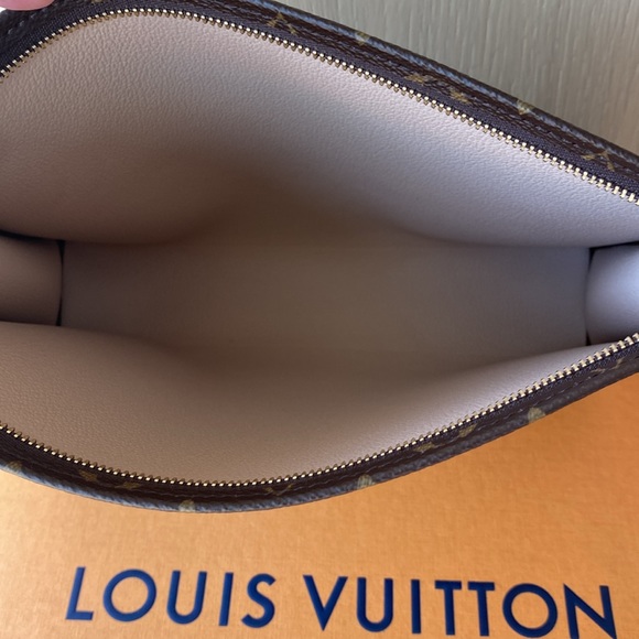 LOUIS VUITTON Toiletry Pouch 26 - Monogram Leather - Picture 6 of 7